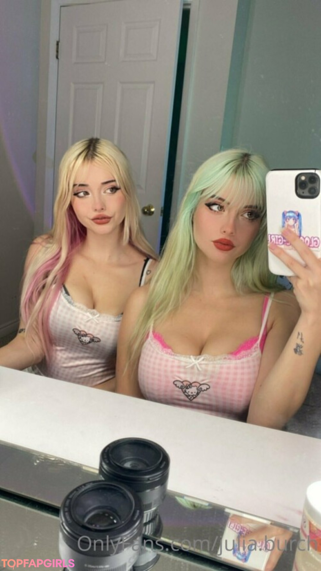 Foto di nudo di fuga di OnlyFans di Burch Twins #520