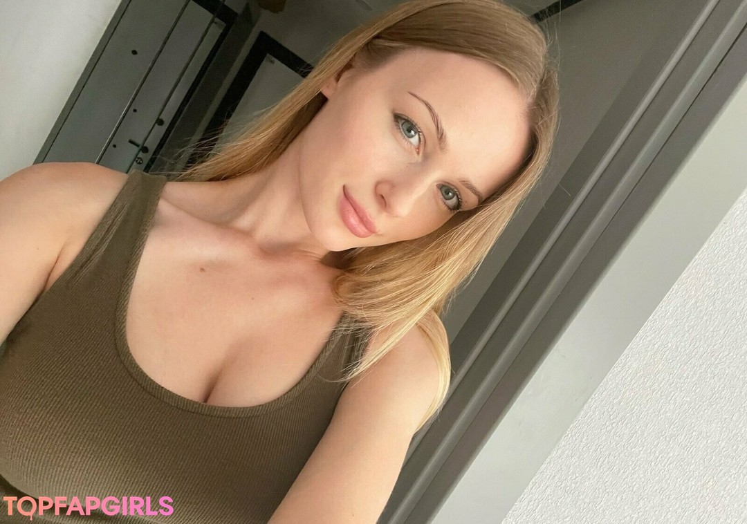 Foto di nudo di fuga di OnlyFans di Tniwe #2306