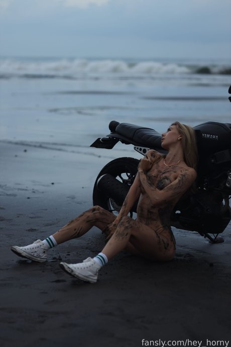 Foto di nudo di fuga di OnlyFans di Mira