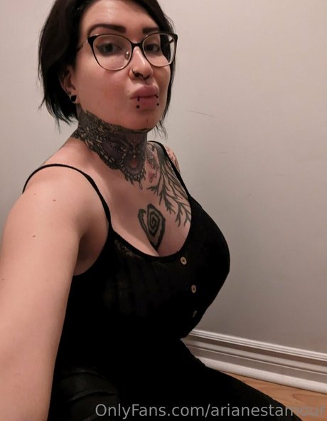 Foto di nudo di fuga di OnlyFans di Ariane Saint Amour