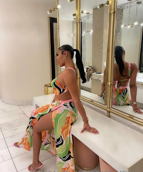 Lola Teases