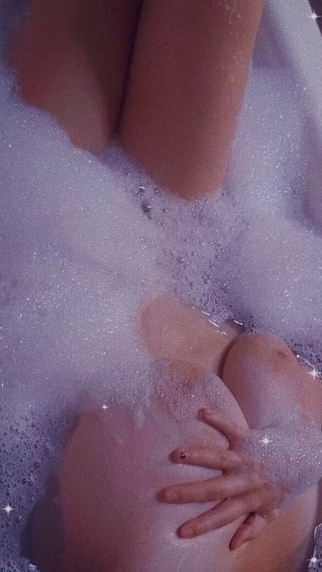 Foto di nudo di fuga di OnlyFans di Angel Babi