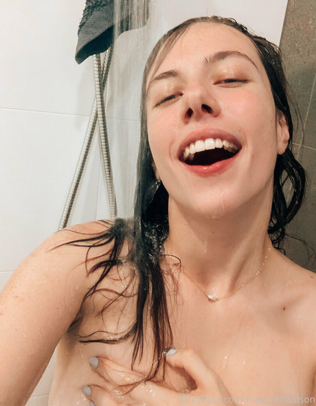 Foto di nudo di fuga di OnlyFans di Maecartia