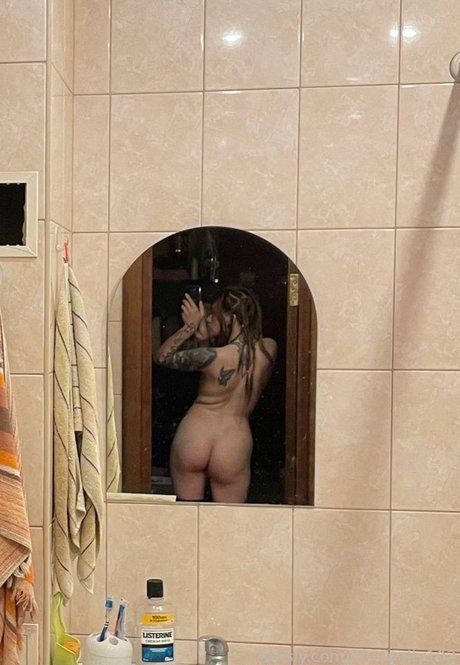 Foto di nudo di fuga di OnlyFans di Little Polly