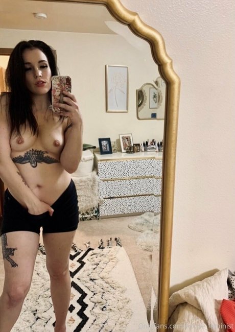 Foto di nudo di fuga di OnlyFans di Housefeminist