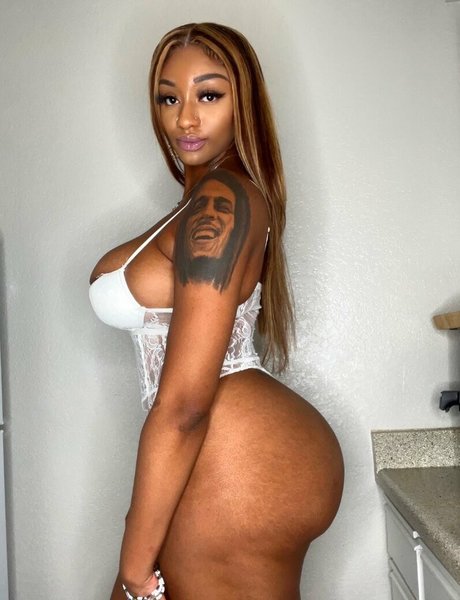 Foto di nudo di fuga di OnlyFans di Nigerianamazon