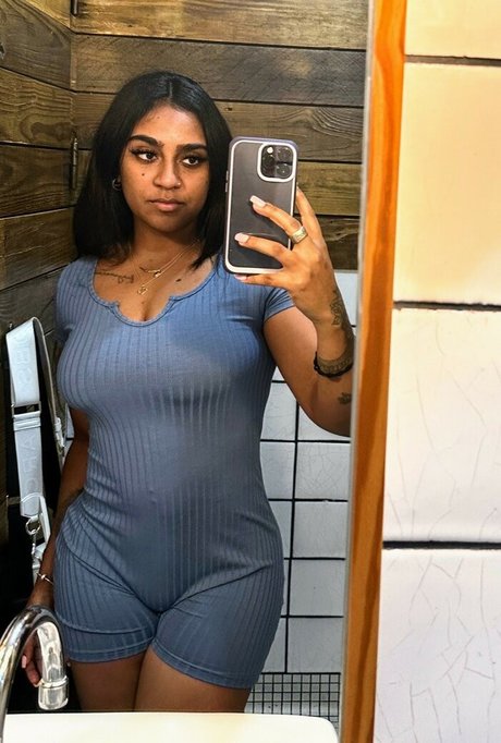 Foto di nudo di fuga di OnlyFans di Nita Amari