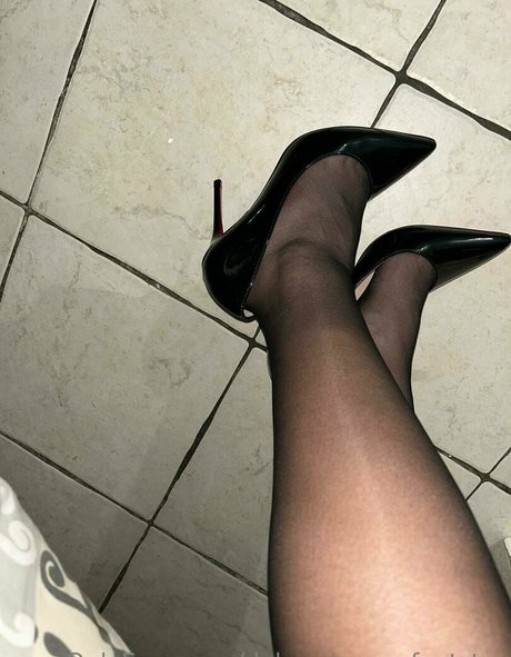 Foto di nudo di fuga di OnlyFans di Deborahassfeetstar