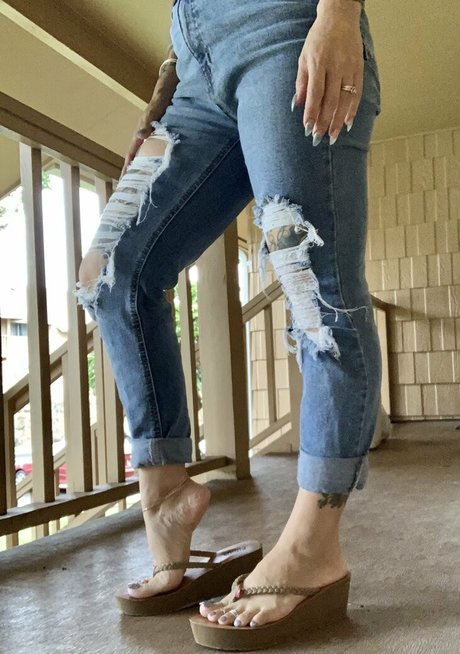 Kimkissesfootgoddess