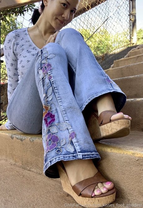 Kimkissesfootgoddess