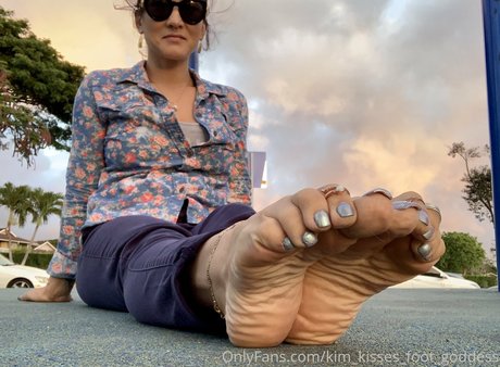 Kimkissesfootgoddess