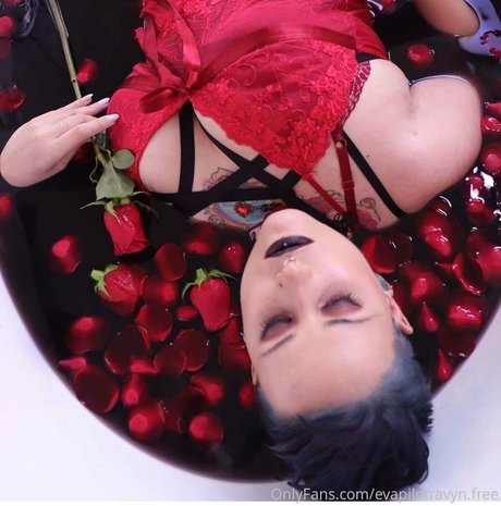 Foto di nudo di fuga di OnlyFans di Evapilotravynfree