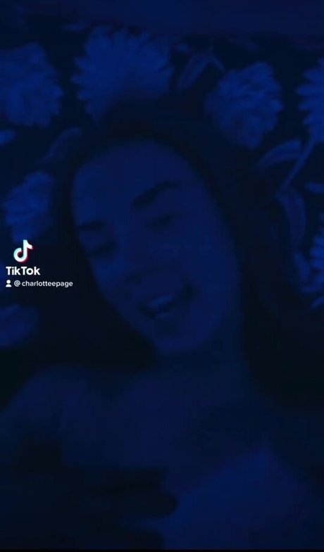 Foto di nudo di fuga di OnlyFans di Charlotte Page