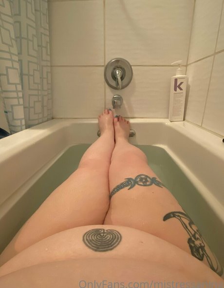 Foto di nudo di fuga di OnlyFans di Mistressanina