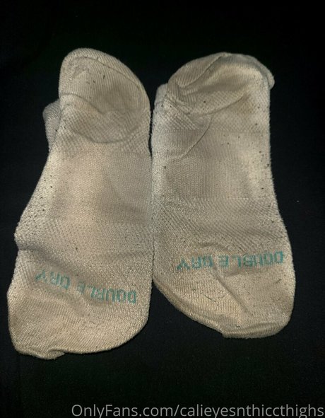 Calieyesnthiccthighs