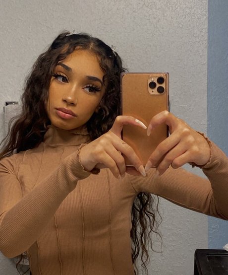 Foto di nudo di fuga di OnlyFans di Alyssaleaasmr