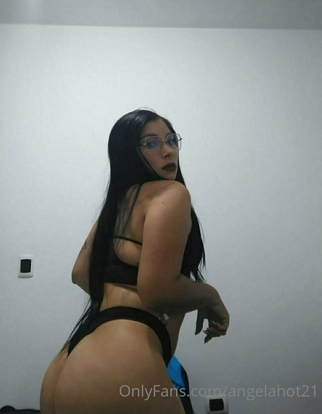 Foto di nudo di fuga di OnlyFans di Angelahot21