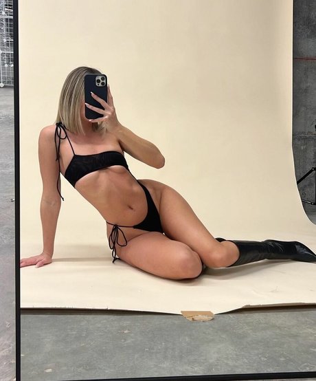 Foto di nudo di fuga di OnlyFans di Casi Davis