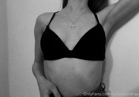 Foto di nudo di fuga di OnlyFans di Aalexaandraa