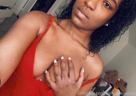 Foto di nudo di fuga di OnlyFans di Violetvixennfree