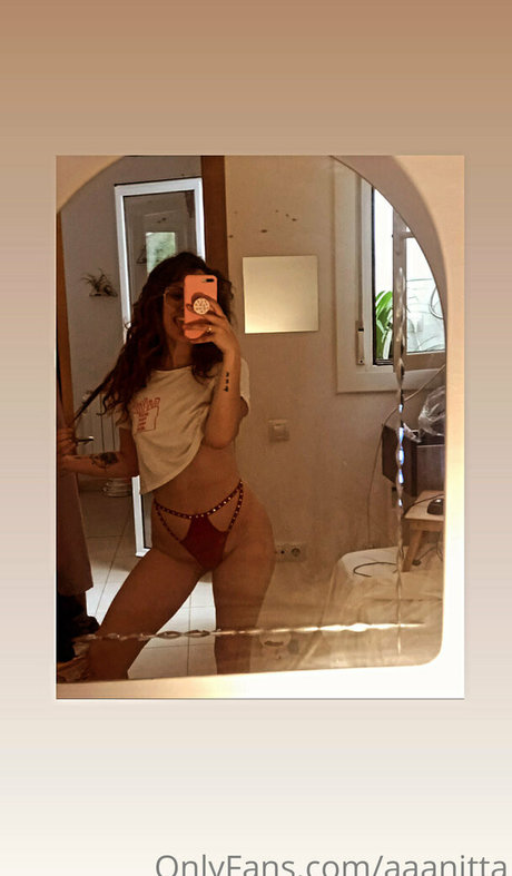 Foto di nudo di fuga di OnlyFans di Aaanitta