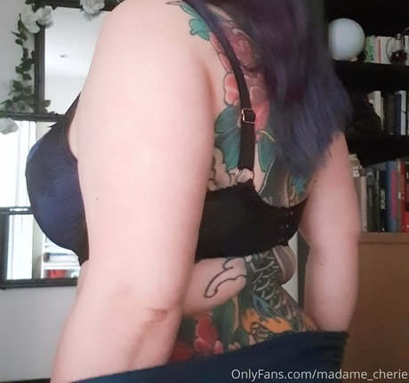 Foto di nudo di fuga di OnlyFans di Madamecherie