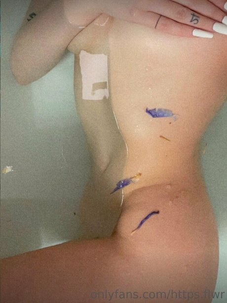 Foto di nudo di fuga di OnlyFans di Flwrshop