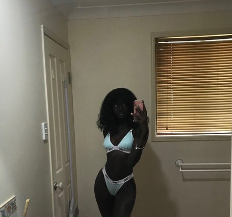 Foto di nudo di fuga di OnlyFans di Anyang Deng