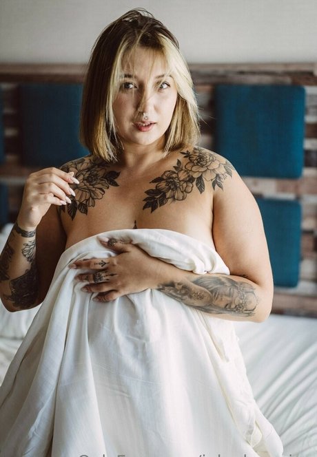 Foto di nudo di fuga di OnlyFans di Inked Russian
