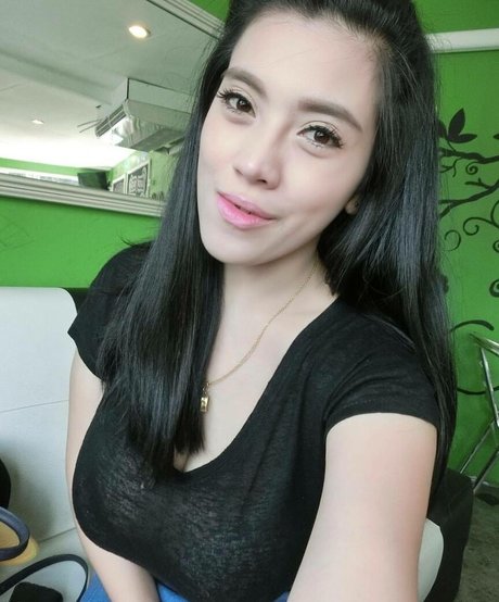 Foto di nudo di fuga di OnlyFans di Aungsumalyn