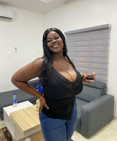 Foto di nudo di fuga di OnlyFans di Chioma Lovv