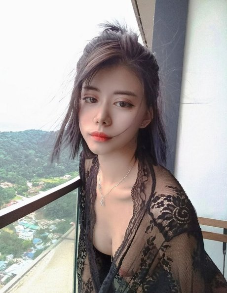 Foto di nudo di fuga di OnlyFans di Hyuniris