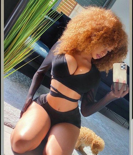 Foto di nudo di fuga di OnlyFans di Dana Curly