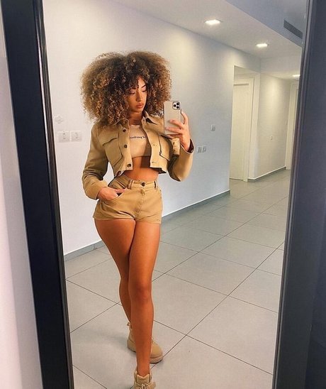 Foto di nudo di fuga di OnlyFans di Dana Curly