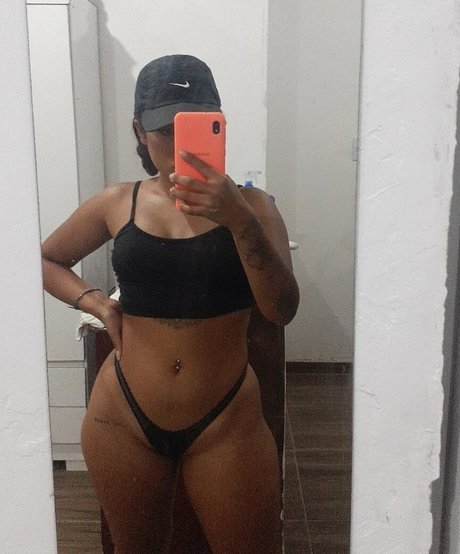 Foto di nudo di fuga di OnlyFans di Giovanna Santos