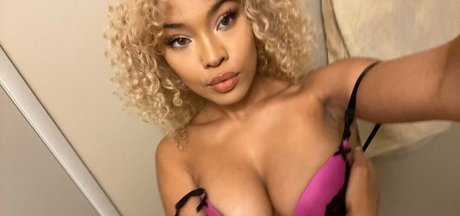 Foto di nudo di fuga di OnlyFans di Karisaccc