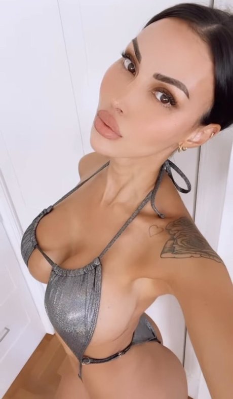 Foto di nudo di fuga di OnlyFans di Celine Centino