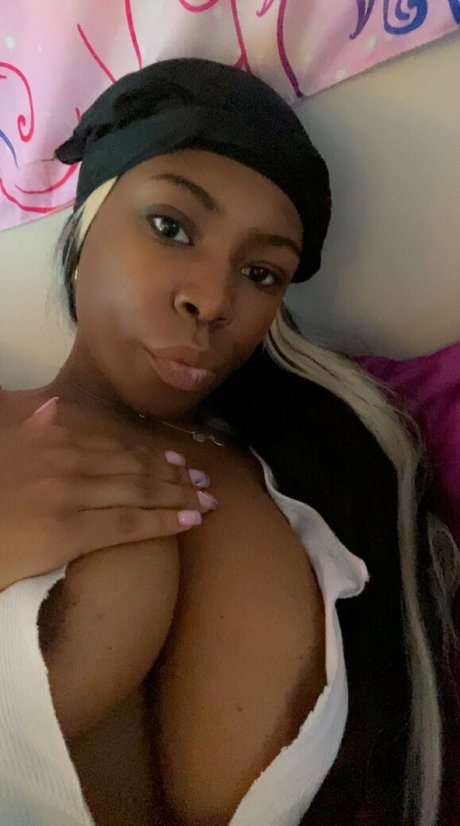 Foto di nudo di fuga di OnlyFans di Annah Nicki Smith