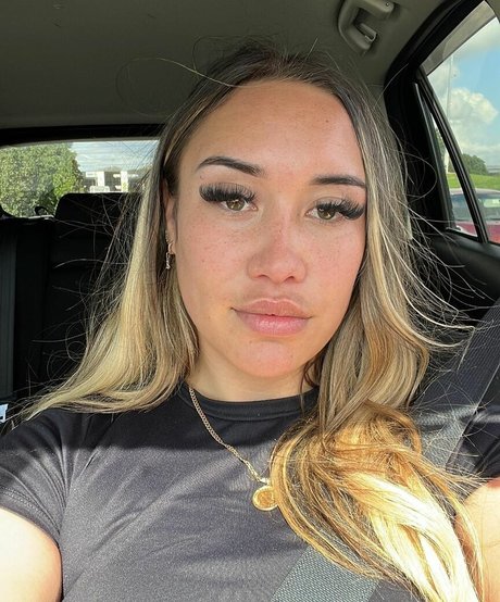 Foto di nudo di fuga di OnlyFans di Honeybeetivia