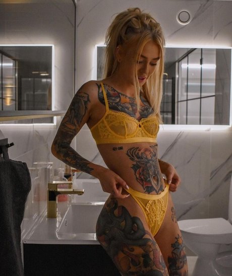 Foto di nudo di fuga di OnlyFans di Aurajoutsenlampi