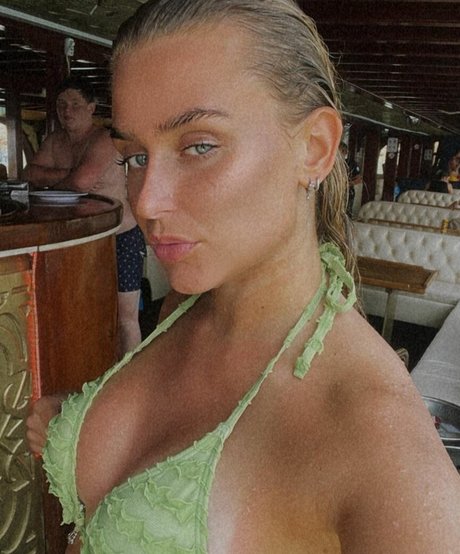 Foto di nudo di fuga di OnlyFans di Olivia Fals