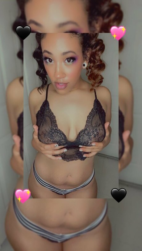 Foto di nudo di fuga di OnlyFans di Mzguidedgoddess