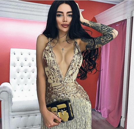 Foto di nudo di fuga di OnlyFans di Alena Omovich