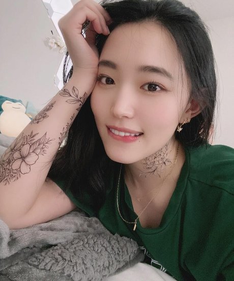Foto di nudo di fuga di OnlyFans di Yoojin