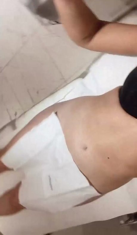 Foto di nudo di fuga di OnlyFans di Helen Scott