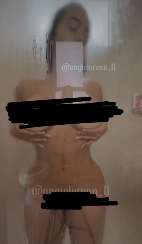 Foto di nudo di fuga di OnlyFans di Angie Lorenna