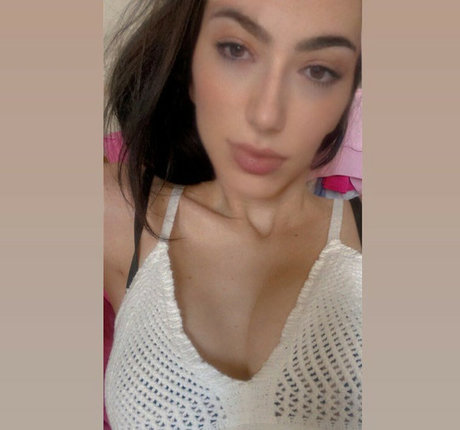 Foto di nudo di fuga di OnlyFans di Neja Giotti