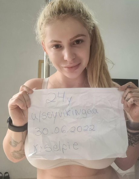 Foto di nudo di fuga di OnlyFans di Vikinga