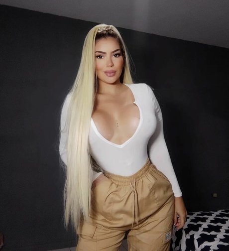 Foto di nudo di fuga di OnlyFans di Paola Flores
