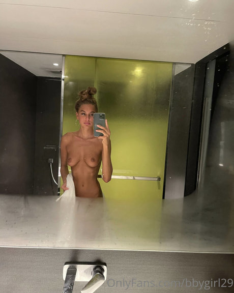 Foto di nudo di fuga di OnlyFans di Kyia Peters Basildon